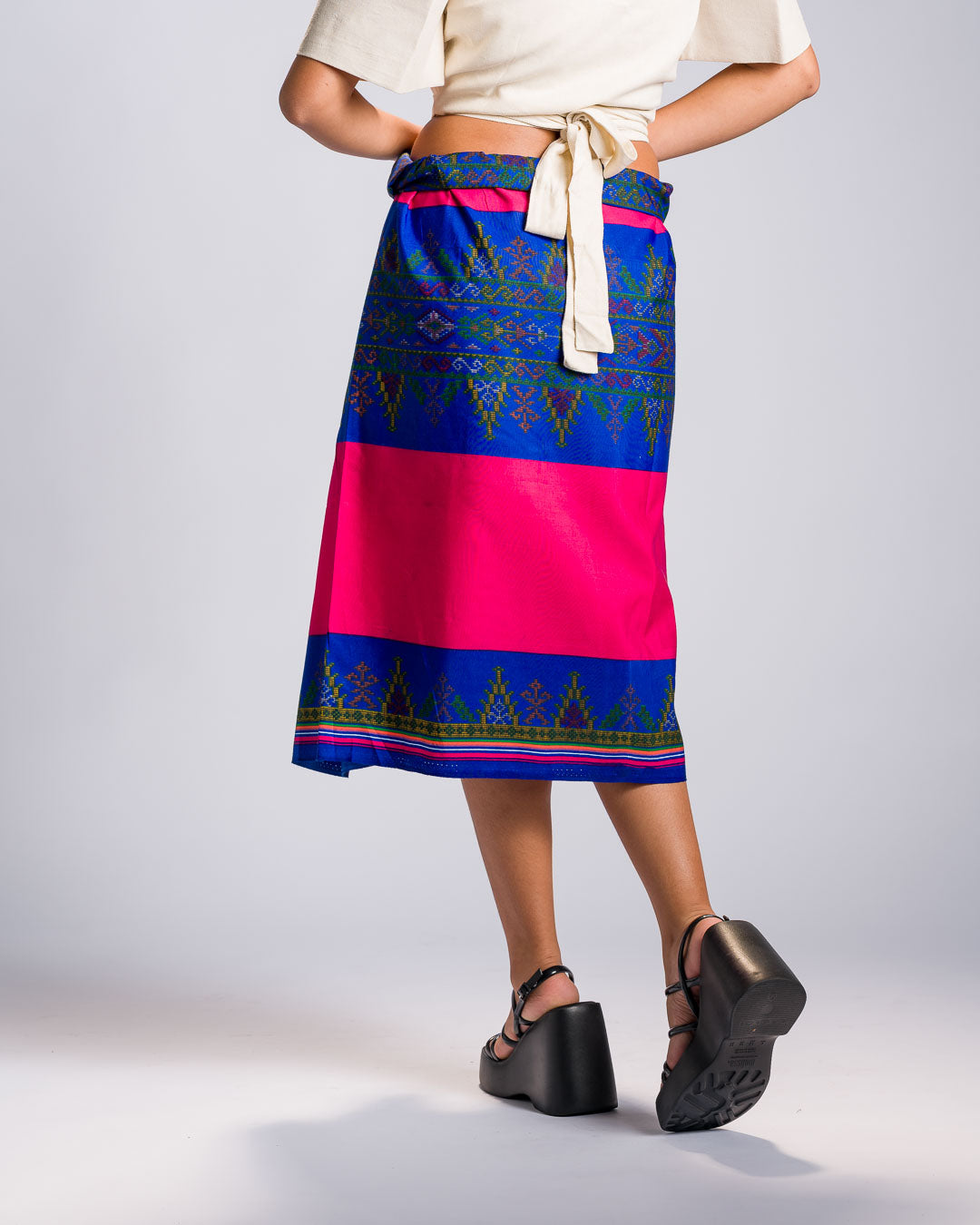 Filipino Malong 'Landap' in Fuchsia & Royal Blue, side view – Mestiza Filipina