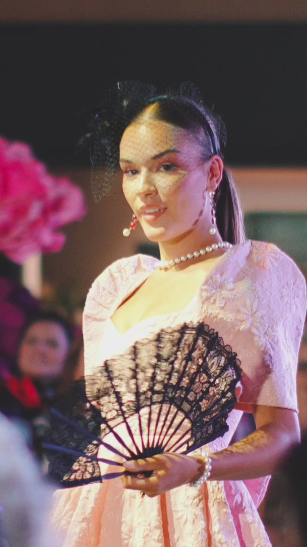 'Pay-Pay' Lace Hand Fan (Floral Design)