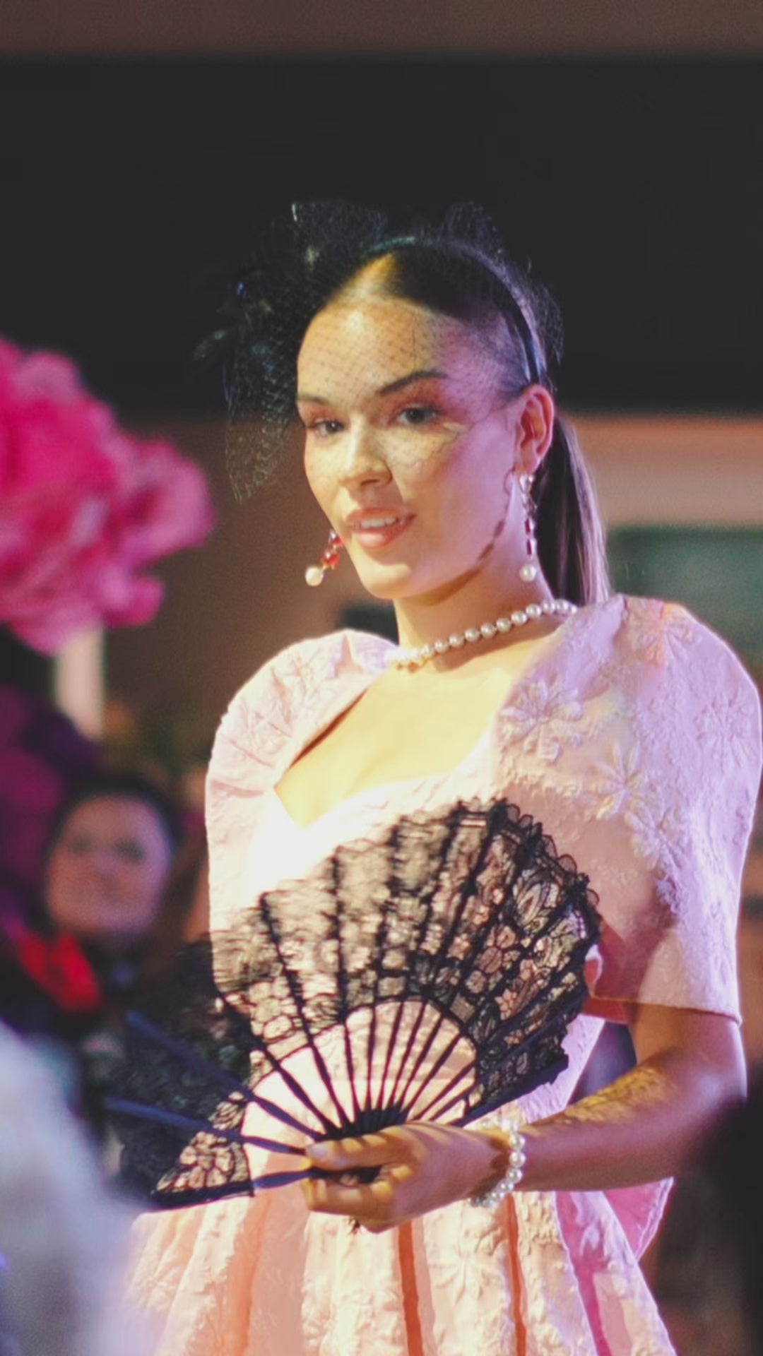 'Pay-Pay' Lace Hand Fan (Floral Design)